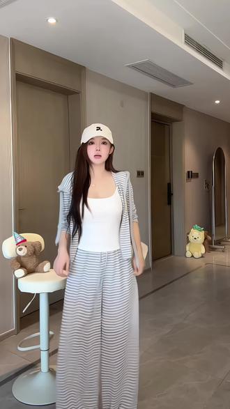 韩系多巴胺条纹套装氛围感拉满 薄款开衫兼具防晒效果,宽松版型慵懒随性,同色系长裤一套省心穿搭,色彩清新显气色,日常出门轻松拿捏松弛氛围感#多巴胺穿搭#条纹套装#防晒开衫#夏日显瘦穿搭指南 #夏日显瘦穿搭指南 #显瘦穿搭