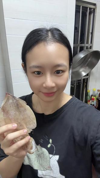 来吧,
教大家烤鱿鱼,
跟啤酒绝配呀!