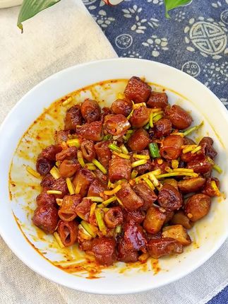 贵州安顺的这个烤小肠真的好好吃啊,颗颗爆汁,外酥里嫩,蘸上辣椒面一起吃真的太过瘾了,越嚼越香根本停不下来 #烤肠 #烤小肠 #地方特色美食 #贵州美食#妈呀太香了