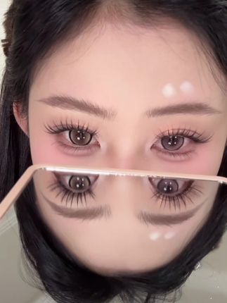 姐妹们贴到了我的人生睫毛,就是这个涂山狐系假睫毛,它是这种斜飞的毛流感,贴上之后眼睛又大又有神,而且它还是免胶款的,超级适合新手姐妹,真的太美了!我真的是爱惨了!