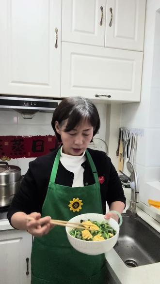 #跟着抖音学做菜 #创作者中心 #创作灵感 #做饭 #家庭炒菜 菠菜鸡蛋粉条食材简单,却能吃的胃里暖暖的,下饭又管饱
