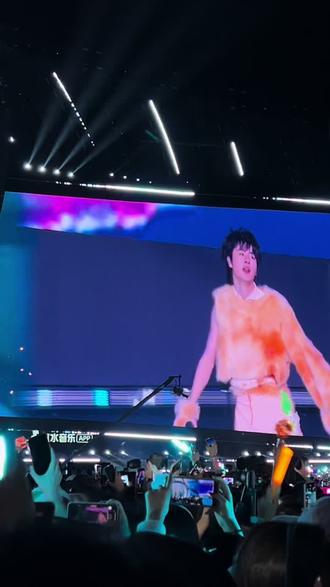 蓝粉色举起来#橹穆 #汽水音乐节
#黄誉博 说全场发光物举起来什么颜色都可以于是就这样(其实是薄荷绿和粉色,但是拍出来就这样,玩梗不要骂我)