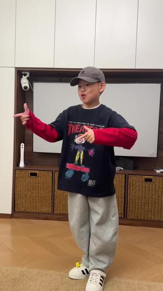 百搭又实穿的弯刀卫裤blue m这条真的超有性价比,穿去学校随便造完全不心疼!藏蓝色第一次过水会浮色,后面就好啦,这价格真的可以多买几条换洗穿!#男童穿搭 #街舞穿搭