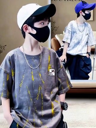 男孩子穿什么衣服才能显得阳光又帅气?试试这件短袖T恤吧,它是纯棉的料子,非常柔软亲肤,而且透气性很好,上身特别清爽舒适,版型也是超时髦的,不管是单穿还是搭配外套都很洋气。#潮酷男孩 #男童穿搭 #百搭上衣 #短袖t恤 #便宜又好穿