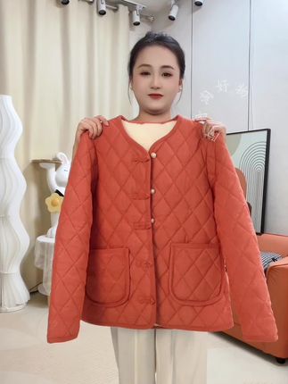 这个价格就能买到,这么精致的新中式小棉袄,自己和妈妈都能穿,现在下单价格老划算了#棉衣棉服 #保暖又好看 #小棉袄 #中老年女装 #过年穿什么
