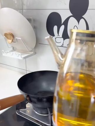 这个倒油壶可太实用了,耐高温,不管快倒油还是慢倒油都不会滴油挂油!#家用油壶 #油壶厨房专用不挂油 #厨房好物 #厨房必备