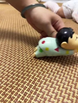 谁还没有个爬行玩具,爸爸安排的蜡笔小新真太有趣了,宝宝玩得不亦乐乎#宝宝玩具 #宝宝学爬 #宝宝爬行#人类幼崽可爱行为