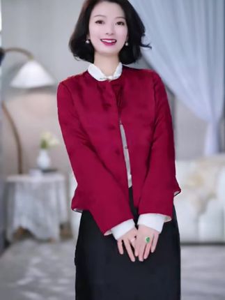 白雪清雅,红梅灼灼,一衣双面,皆是风雅流转#双面穿外套 #保暖又好看 #穿出高级感 #新中式穿搭 #早秋穿搭