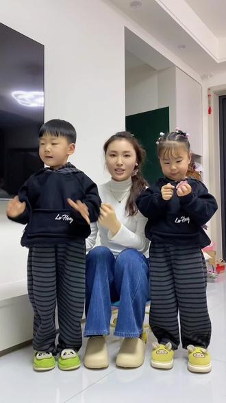 这套真是男宝宝女宝宝穿都好看,而且孩子说特别特别舒服,休闲款式简约大方,套装搭配又省心,推荐#童装 #男女同款 #休闲卫衣套装 #龙凤胎