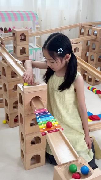 把STEAM教育融入幼儿游戏✨
稳固卡扣拼接,一扣即牢不松散
隧道、风铃、铃铛、风车、多米诺骨牌多维配件加持
孩子自主拼搭、自主探索、专注投入
在玩乐中锻炼逻辑思维、动手能力与专注力
最好的启蒙教育,就是让孩子在玩中成长🌱
一套大型循环轨道积木,把趣味STEAM教育搬进幼儿园课堂,承包孩子们一整个课间的欢乐与成长✨
#幼儿园环创 #STEAM启蒙 #幼儿益智游戏 #幼儿园区域活动