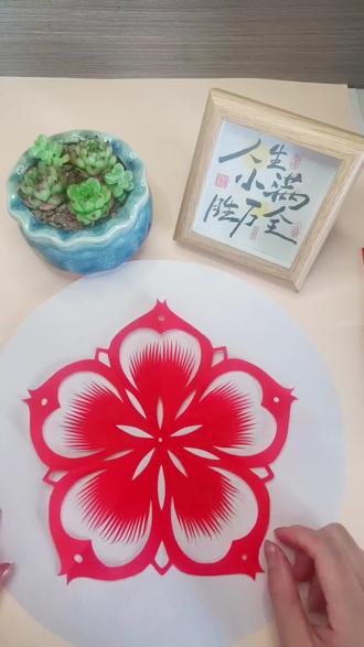 简单好学的五瓣樱花!#剪纸 #手工 #简单剪纸 #非文化遗产