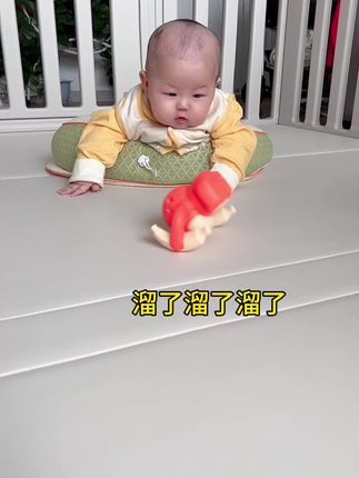 谁发明的这个 太魔性了吧 宝宝很喜欢 每天练习抬头追视 还能哄娃 真是个带娃小神器#宝妈带娃解放双手 #婴儿玩具 #练抬头#小婴儿的日常