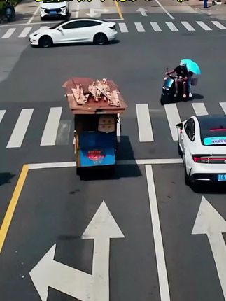 一瞬间,人们从四处赶来抬车!他们奋不顾身跑来的样子令人泪目……谢谢你们,善良的陌生人!#车祸现场#救人瞬间#交通事故#暖心