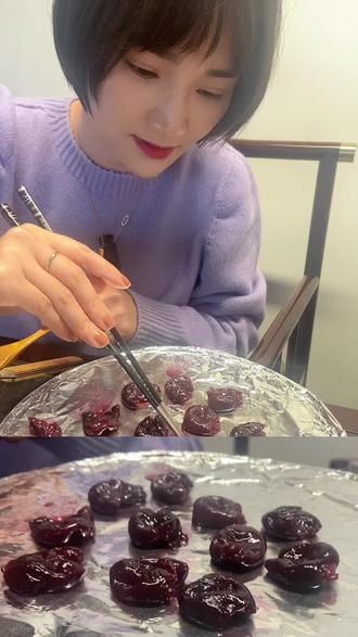 【樱桃煎】🍒又到了吃车厘子的季节了,动手试着做了《知否》里的樱桃煎,上班闲暇之余,咱也来文艺一把,满足一下口欲😄古文记载樱桃煎:煮以梅水,去核捣印为泥,而加已白糖耳”大家帮忙看看,是不是最后少加了白糖啊🤔#大数据推荐给有需要的人 #抖音美食推荐官 #樱桃煎 #过年凡尔赛车厘子吃法 #樱桃煎做法