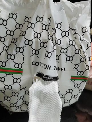 姐妹们,洗脸巾是日常必备,得选实惠又好用的!我又回购了这款美容院同款,600克大卷家庭装,囤一次能用好久。它加大加厚,正面平纹反面珍珠纹,揉搓也不掉毛絮。洗完脸还能擦镜子、洗手台。现在下单送收纳袋,挂水池边特方便,价格实在,质量靠谱,放心入!#洗脸巾,大卷洗脸巾#干湿两用