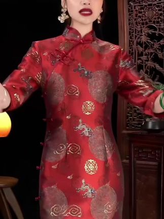 秋天到了,给自己安排一件这样的喜婆婆改良旗袍吧!这件旗袍穿上特别舒服,而且很显气质。它是日常款的,平时出门逛街也可以穿,喜欢的朋友赶紧点击下方链接购买吧!#优雅气质 #改良旗袍 #古典美