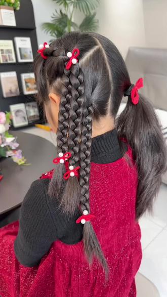 过年发型给女儿这样扎,几分钟就能搞定,简单大方又好看! #日常儿童编发#红色发饰 #过年发型 #编发热门#生个女儿就是用来打扮的
