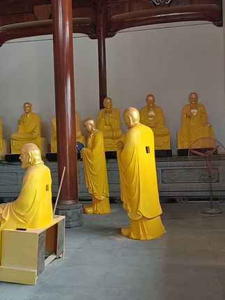 全堂佛开始贴真金。见者健康平安,吉祥如意!