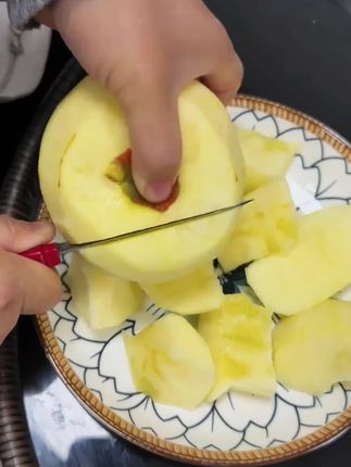 这个苹果丑是真的丑,甜也是真的甜!别看皮上有点“小雀斑”,一口下去脆甜多汁,日照足温差大,自然长熟不催熟。丑是丑了点,但果肉脆嫩,汁水多到飙,甜得实实在在。咱吃的是味道,不是颜值。昭通丑苹果,丑得有道理,甜得够地道!#丑苹果 #又脆又甜 #新鲜应季水果 #口感特别好#现摘现发新鲜到家