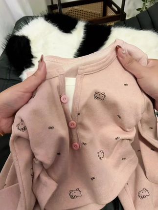 哇塞!好甜美可爱的卫衣套装,上身好舒适好洋气,款式真的太上档次了!#女童套装#生女儿就是用来打扮的#女宝秋季穿搭