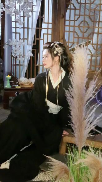 古装初体验vlog|新人演员挑战虞姬妆造
#刘亦菲虞姬 #战国袍 #古装 #古装造型 #演员