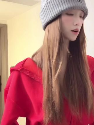 芊喜Studio红色连帽卫衣辣妹短款开衫运动洋气外套抽绳卫裤套装#日常生活 #分享穿搭 #穿搭博主 #每日分享