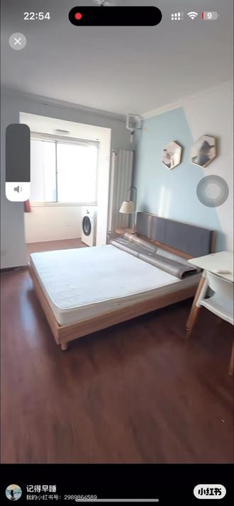 谁说石景山没有性价比好房?八角北路直接戳中打工人的心巴!通勤便利+生活配套拉满,月薪5k也能住得超舒服~
🚇 通勤党福音
1号线古城站步行10分钟直达,早晚高峰不挤不堵;周边几十条公交线四通八达,去海淀、西城都不用绕路,每天多睡半小时不是梦!
🏘️ 生活便利到离谱
楼下就是菜市场、便利店、早餐铺,清晨的豆浆油条香到醒神;盒马、超市发几步路就到,下班买菜做饭超方便;药店、银行、社区医院全配齐,生活琐事不用愁~
🌳 休闲遛弯不重样
饭后去八角新乐园逛逛,免费的健身器材、儿童游乐区,遛娃遛狗都合适;星河绿道的夜景超治愈,晚上和朋友散步聊天,一天的疲惫都消散了~
💰 租房性价比封神
老小区户型方正,一室一厅租金友好,没有物业费压力;邻里都是老街坊,安全感拉满,比住隔断间舒服一百倍!
在北京,能找到这样烟火气十足的小窝真的太幸福啦~
#北京租房 #石景山租房 #八角北路 #打工人租房 #北京生活