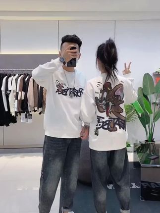 秋冬新款爆款潮流时尚情侣款卡通印花卫衣 #强烈推荐 #潮牌男女同款 #情侣穿搭 #潮流穿搭 #内搭外穿都好看