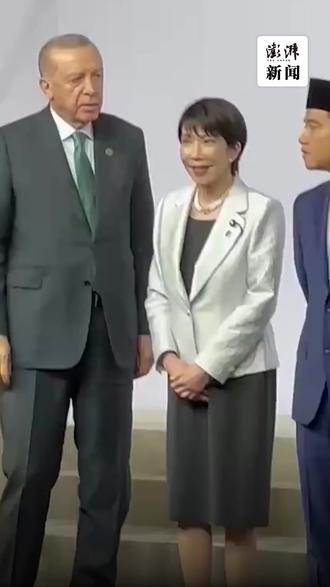 G20大合照:土耳其和印尼领导人热聊,高市早苗夹缝中尬笑 当地时间11月22日,出席G20峰会的领导人拍摄合影时,土耳其总统埃尔多安与印尼副总统拉卡隔着日本首相高市早苗相互交谈,高市夹在中间左右张望、尴尬陪笑。