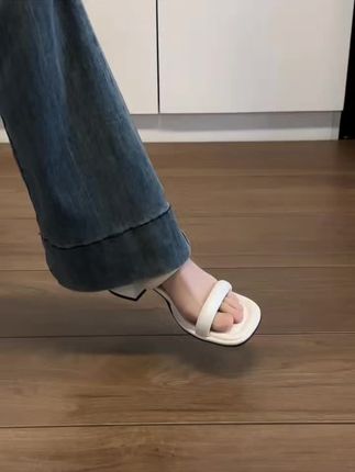 我的好朋友我穿35码。送我谢谢#一字带凉鞋 #凉鞋推荐 #鞋子分享