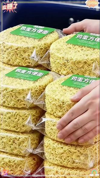 一整箱白象鸡蛋方便面!!! 非油炸的鸡蛋面饼,配料表干干净净,每一口都能吃到浓浓的香味,金黄诱人煮的时候就香到流口水。面条特别劲道弹牙,不是那种软塌塌的口感,泡3分钟就能吃,吸满酱汁后根根分明超入味,不管是直接泡还是煮着吃、拌着吃,甚至下火锅都超香。咸淡刚好不齁人,早餐赶时间泡一碗,暖乎乎填肚子;半夜嘴馋来一碗,解馋又不腻,老人小孩都能放心吃,朋友们,还在等什么,赶紧安排上!#白象方便面 #方便面 #好吃到停不下来 #超便宜超划算 #强烈推荐