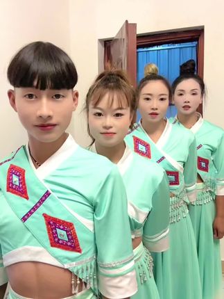 泪水打湿洋芋粑,又麻又辣又想她。