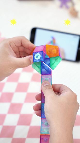 今天玩一个烧脑的百变魔尺,根据题卡拼出造型就算成功。 #mideer #控娃神器 #春游必备 #孩子成长 #车载好物