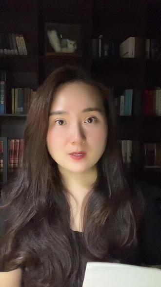 💙英文读书笔记|剧院魅影
多年前住纽约的时候就看过了改编的同名音乐剧,
太经典、太好看,
甚至有种震撼的感动。
爱情,是人类永恒的主题之一。
其实这部小说是一部侦探小说,
里面很多情节在当时的报纸上都出现过,
神秘的巴黎歌剧院,
当年的盛况和荒诞场面,
在书中再现,
让我们一窥那个年代的生活。
我也因为音乐剧🎵爱上了里面很多首歌,
而最爱的是All I Ask of You,
‘one love one lifetime’,
一生只爱一个人的浪漫与心碎,
在歌声里面演绎。
这本书是我在高铁上读完的,
经典总是会吸引人一直读下去,
于是几个小时便很快读完,
原著和音乐剧🎵一样好看!
#一起读书 #英文阅读 #学英语 #好书分享 #全英文