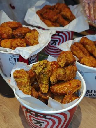 KFC69两桶20翅回归了,还有三个口味,另外薄脆金沙终于常驻了,真的太赞了!!!#肯德基薄脆翅 #薄脆金沙鸡翅 #薄脆金沙鸡翅常驻 #抖音心动上新日 #快来一起尝个鲜