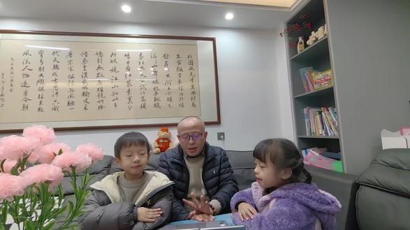 《伟爸讲故事》1370《看图写话三步走》
语文作业本上有一张图:公交车里,一个女孩和一位左手提菜篮子的老奶奶。“要把‘满头白发、摇摇晃晃、善良、一边……一边……’写进故事里。”小帆不知道该怎么写?
爸爸拿来三支彩色笔:“试试‘看图三步走’吧!”第一步:红笔圈重点(找图上有什么)。小帆用红笔在图上画圈:“一个扎马尾的女孩,一位老奶奶,左手提着菜篮子,在公交车上。”爸爸点头:“看,你已经找到了‘谁在哪里干什么’。”
第二步:蓝笔添细节(让画面动起来)。爸爸指着老奶奶的头发,“你可以怎么写?”小帆想了想:“老奶奶满头白发,像冬天的第一场雪。”她在本子上记下这个词。“车子动了,老奶奶怎么样?”“她站不稳,摇摇晃晃的。”第二个词也有了!小帆继续想象:老奶奶一边小心地护着菜篮子,一边寻找空座位。看,“一边……一边”自然地用上了!
第三步:绿笔写对话(把词语“说”出来)。“最难的是‘善良’这个词,对吗?”爸爸笑着问。小帆点点头。爸爸启发道:“如果图中的小女孩做了什么事,老奶奶会怎么夸她?”小帆眼睛一亮:“我知道了!”她写下对话:“小云立刻站起来:‘奶奶,您坐我这里吧!’老奶奶坐下后,慈祥地说:‘你真是个善良的好孩子。’”
三个步骤完成,小帆读着自己的作品:“放学路上,我看到一位满头白发的老奶奶上了公交车。车子开动时,她摇摇晃晃站不稳。我连忙让座。老奶奶一边护着菜篮子一边坐下,笑着说:‘你真是个善良的好孩子。’我心里甜甜的。”
爸爸竖起大拇指。小帆总结的看图写话秘诀:一是红笔圈一圈——先找“谁+在哪里+干什么”。二是蓝笔想一想——让图上的人动起来,用上题目给的词语。三是绿笔说一说——通过对话让词语自然出现。
一帆一鸣,原来看图写话就像搭积木——先找到最重要的几块(谁在哪里干什么),再添上有花纹的积木(细节和词语),最后搭成漂亮的小房子(完整故事)。先看人,再看物,动作表情要说清。时间地点别忘记,故事就像小电影。你的眼睛是小小摄像机,把看到的有顺序地写下来,就是最棒的故事!#每天讲一个故事