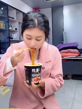 又酸又辣又麻的陈薯酸辣粉非油炸食品健康又美味,赖人必备,好评率百分百吃了还想吃的那种。你喜欢吃吗?#强烈推荐 #解馋 #嗦粉 #灵魂宵夜 #方便好吃