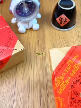 一口酥皮掉渣,一口软糯流心,混装糕点就是把四季的甜都塞进了盒子里。#追剧小零食 #混装果子糕点 #好吃到停不下来 #蜜三刀 #糕点