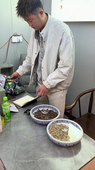 下期兄弟们想看我挑战什么🤔#整蛊 #搞笑视频 #摘果师傅 @天朝哥唯一生活号