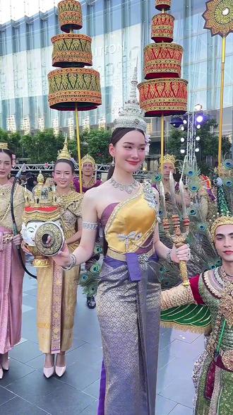 🇹🇭【泰国八问八答】揭秘一个真实的泰国✨ ❓见到国王要下跪吗?
👉 不需要🙅♂️ 我们是游客,不是他们的子民😎 站着表示敬意👏 拍照、打卡完全不用担心。
❓泰国可以随时抽烟吗?
👉 绝对不行🚭 公共场所、酒店、海滩都禁烟⚠️
💸违规在海滩抽烟可能被罚5,000泰铢!
🌴海边吹风,还是乖乖享受椰子汁🍹吧~
❓泰国遍地都是人妖?
👉 别被夸张印象骗了🙅♀️ 人妖仅占泰国男性群体约2%🌈
🎭不刻意去找,一般旅游体验完全不会遇到~
💃如果想看表演,去芭提雅或曼谷的show就能欣赏到!
❓泰国很穷吗?真的落后吗?
👉 人均收入确实比国内低💰
🏗️基建有些落后,但曼谷🌆、清迈🏯等城市国际化程度很高,购物、餐饮、娱乐应有尽有✨
📸光是街头打卡景色就超美~
❓去泰国玩需要给小费吗?
👉 不强制🙌
💁♂️想给就给,不想给就不必尴尬~
🍽️餐厅、按摩店、酒店服务员都不会强制索要。
❓泰国能用移动支付吗?
👉 可以📱 但覆盖率不高,大多数小店和路边摊💴还是现金支付为主~
💳出门带现金绝对必要,尤其是夜市🍢和小餐馆🍜。
❓不会泰语能玩转吗?
👉 完全没问题😎
🈶中文友好、英文普及,旅游区服务人员都会简单沟通✅
📍酒店、景点、交通都不用担心语言障碍~
❓泰国到底安不安全?
👉 安全性不能和国内比🛡️
但在曼谷、芭提雅、清迈、普吉岛等旅游城市🌴,治安还是有保障的✅
💡注意常规安全措施,玩得开心又安心~
🌴🍹真实的泰国,比你想象的更精彩!
📸美食、美景、文化、海岛🌊都等你去体验~
✨关注我,一起发现不一样的泰国🇹🇭