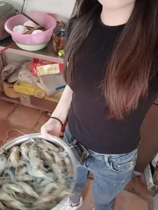 小时候村里没人养虾都是种水果,那时的虾很贵,一年吃不到几次。现在呢家家户户几乎都养虾,却没人种水果了,现在换水果贵了! 所以呢、人生起起伏伏是常态!得意时不骄矜、失意时不气馁……#闽南经典老歌 #农村日常生活