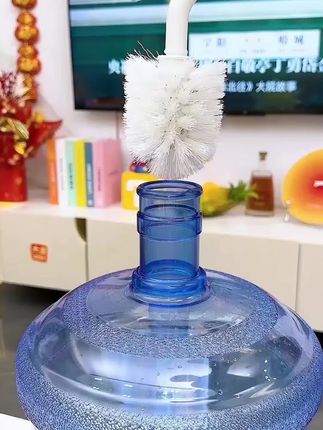 家里的家里的纯净水桶一定要经常清洗,才不会藏污纳垢。而且他的刷头是带弧形的,把手是加长的,可以三百六十度环绕水桶清洁,每处边角缝隙都能给你刷的干干净净。 好用又方便#水桶清洁刷 #清洁刷 #清洁神器 #好物种草