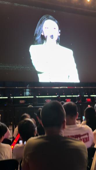 徐子尧对热爱她的歌迷朋友们态度真诚且低调内敛、每次演唱结束鞠躬30秒感谢来自全国各地的刀粉和一直以来支持她做歌迷朋友们,表现出与歌迷之间的双向奔赴的深厚情感。#徐子尧