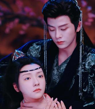 九千岁:敢调戏我?你小子完了!王云云X刘润铭 《女扮男装被千岁爷相中了要给我封妃》
■剧情:现代金牌杀手云陌殒命后,魂穿古代同名“少年”体内。原主因父战死,自幼被母亲扮作男子求生,终在身份煎熬中离世。云陌本欲携母跑路,却撞上大元异姓王晋苍 -- 手握重兵、阴戾无常,传闻为天阉而残暴。恰逢选妃,晋苍撞见云陌藏银避祸、祈祷不被选中的模样,竟被勾起占有欲,强将其纳入王府。云陌以“男子”身份周旋自保,杀手本能让她屡次打破晋苍预期。晋苍发病失控时两人意外生情,他却不知其女儿身,深陷“喜欢男子”的拉扯。待他正视心意,云陌已毅然逃离,留他疯狂追寻。
#女扮男装被千岁爷相中了要给我封妃 #刘润铭王云云顶级对抗路cp #王云云 #刘润铭 #好剧推荐