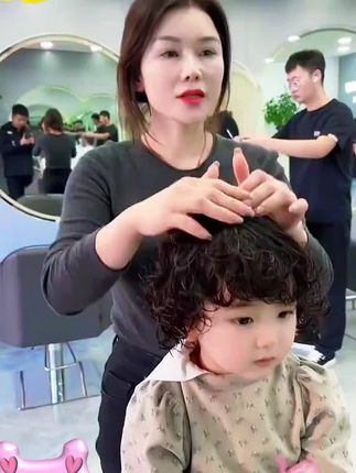 小十三和姐姐到妈妈店里来做头发了#小十三 #骗你生女儿