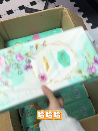 大品牌的#花之护 也来卷了!花之护悬挂式抽纸,这个价就到手满满一箱整整12大提,原生木浆纸,纸张加大加厚,质量嘎嘎好,趁划算赶紧囤!#大包悬挂式抽纸 #生活必备 #抽纸 #超便宜超划算