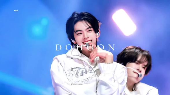 亲爱的DOHOON金道勋,生日快乐!🎂 当2026年的第一缕暖阳照亮首尔,我们迎来了这位水瓶座少年的21岁。从2019年踏入Pledis开始五年淬炼,到如今TWS的全能ACE,你用宽广音域的深情主唱、利落有力的舞台舞蹈、明亮灵动的说唱风格,诠释着“六边形战士”的模样。
舞台上的你是聚光灯的宠儿,《Sparkling Blue》的青涩启航、《SUMMER BEAT!》的夏日活力、《TRY WITH US》的成熟蜕变,每一次回归都让粉丝看见你的进阶。被粉丝称作“小狼”的你,既有舞台上的冷峻气场,又有直播里直率害羞的可爱反差,连澳门演唱会上的花墙打卡都藏着温柔心意。
21岁的新篇章,愿你继续在热爱的舞台上发光发热,歌声直击人心,舞蹈定格成诗。愿健康常伴,快乐无忧,在音乐与陪伴中收获更多美好。谢谢你用五年沉淀的实力温暖每一个“42”,未来我们仍会追随你的脚步,见证更多属于金道勋的璀璨时刻!
#金道勋生日快乐 #金道勋 #TWS
@TWS_린 봉 剪视频的人