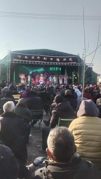 下午和小伙伴儿一起看大戏,河南开封市豫剧团,来封丘留光演出现场,人山人海,传统名剧《穆桂英挂帅》,演出结束和主演穆桂英韩鹏飞老师合影留念#农村爱戏人 #豫剧#戏曲#传承弘扬中国戏曲#河南