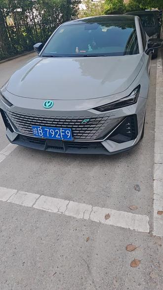 长安UNIV倒车镜调节
今天给新手兄弟们讲一下长安UNI‑V这个后视镜调节开关,就在咱们主驾方向盘左下方,伸手就能摸到,特别顺手。
它分两块,很简单:
- 上面这个小拨片,标着 L、O、R:
- 拨到 L = 调左边后视镜
- 拨到 R = 调右边后视镜
- 放中间 O = 锁定,防止误碰 。
- 旁边这个十字键,就是上下左右微调:
- 按上、下、左、右,镜片就跟着动,调到你看着舒服、盲区最小的角度就行 。
我给大家一个我自己用的标准,简单好记:
- 左后视镜:车身占镜面大概1/4,地平线在中间偏上一点 。
- 右后视镜:车身占1/4,地平线在中间,这样变道、看后轮都清楚 。
顺便说两个小技巧:
- 调完一定把拨片切回中间O,避免平时膝盖、衣服蹭到,角度乱跑 。
- 冬天结霜、冻住了,别硬调、别硬掰,先热车化开再用,不然容易烧电机 。
就这么简单,坐在车里不用起身,几秒钟就能调好,视野调对了,开车变道、倒车都安全很多。