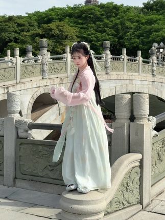 好奇第一视角在哪? #国风 #火红的萨日朗舞蹈 #汉服小姐姐